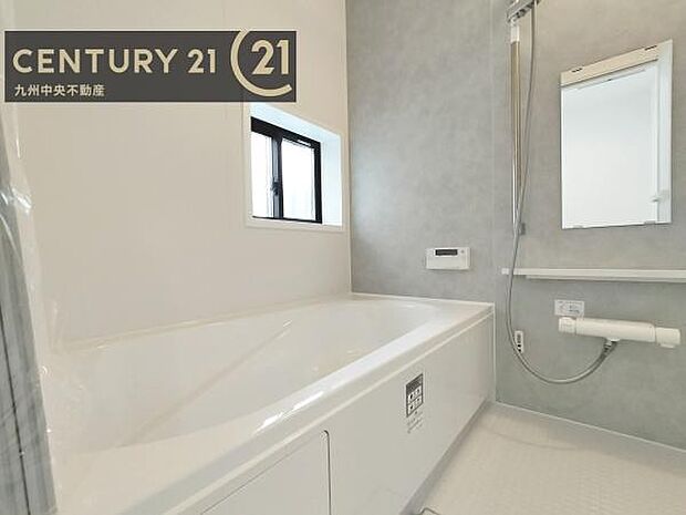 【ユニットバス】浴室暖房乾燥機付きで雨の日が多い梅雨の時期も安心です。また、冬のヒートショック対策としても活躍します。