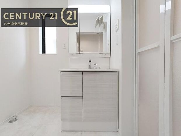 【洗面所】広々とした洗面スペースで朝時間も快適に。鏡の両サイドは、必要なものを取り出しやすく、大きな鏡面で朝の準備もスムーズに。