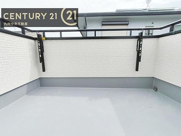 【バルコニー】広々バルコニー。日当たりも良く、洗濯物もよく乾きます。