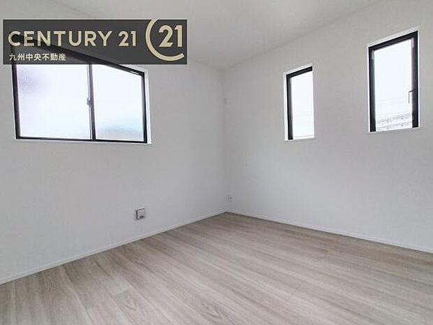 【洋室】2面採光を確保したお部屋。爽やかな風を感じて起きる朝は、快適生活の始まりに。