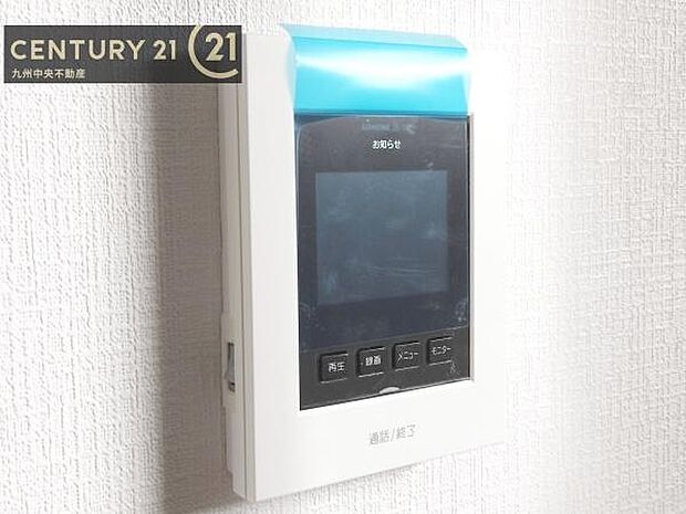 【ＴＶモニターホン】TVモニターホン付きの玄関は、訪問者の顔を見て、応答することができます。センサーライトで、夜の帰宅も明るく照らしてくれます。