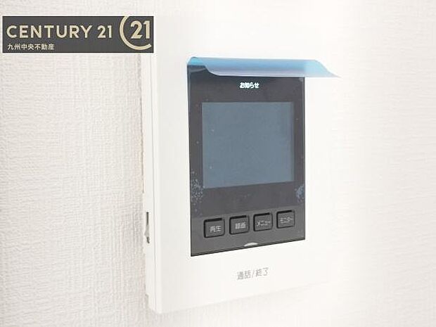 【ＴＶモニターホン】TVモニターホン付きの玄関は、訪問者の顔を見て、応答することができます。センサーライトで、夜の帰宅も明るく照らしてくれます。