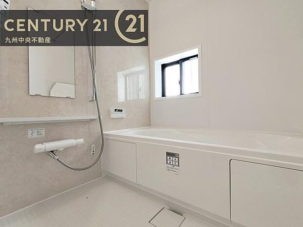 【ユニットバス】浴室暖房乾燥機付きで雨の日が多い梅雨の時期も安心です。また、冬のヒートショック対策としても活躍します。