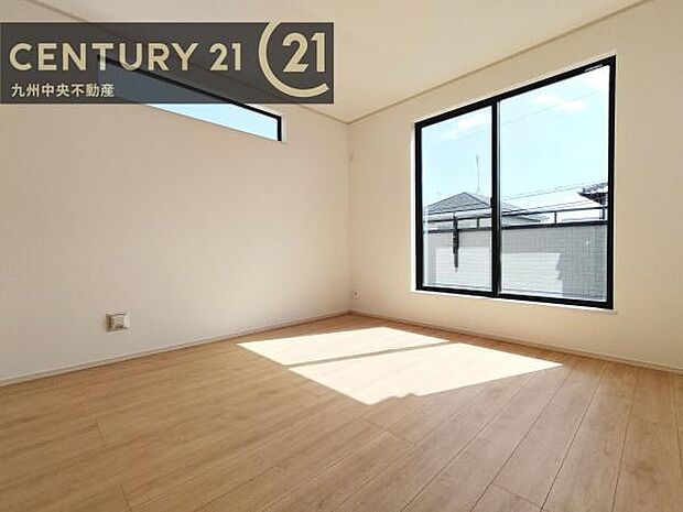 【洋室】開放的なバルコニーに面したお部屋。採光良好な快適空間です。