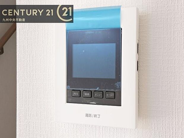 【ＴＶモニターホン】TVモニターホン付きの玄関は、訪問者の顔を見て、応答することができます。センサーライトで、夜の帰宅も明るく照らしてくれます。