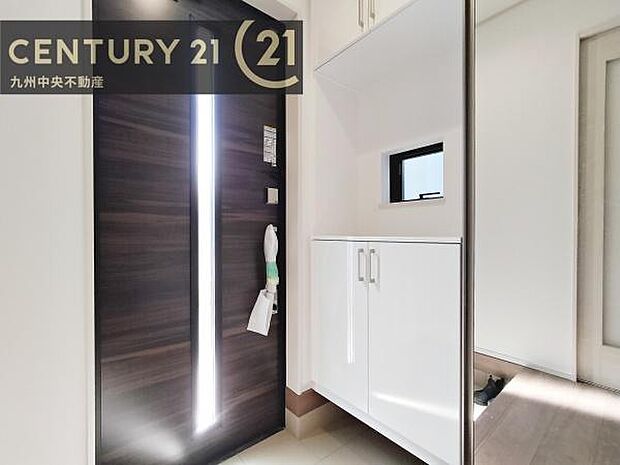 【玄関】玄関をスッキリに見せるために、シューズボックスを設置しました。オシャレは足元から。