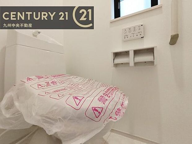 【トイレ】汚れてもサッとひと拭きでお手入れ簡単、エコ仕様の温水洗浄便座付きのトイレです。バリアフリーにも配慮しています。