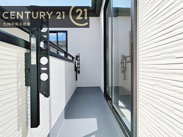 【バルコニー】日当たり良好なバルコニー。洗濯物やお布団もポッカポカに。