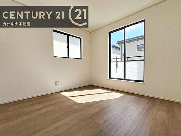 【洋室】開放的なバルコニーに面したお部屋。採光良好な快適空間です。