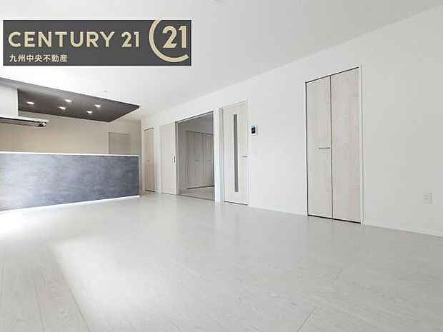 【リビング】暖かな光が包み込んでくれるLDKは家族みんなが自然と集まってくる場所。快適でゆったり寛げる空間となっています。