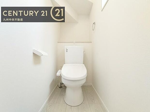 【トイレ】汚れてもサッとひと拭きでお手入れ簡単、エコ仕様の温水洗浄便座付きのトイレです。バリアフリーにも配慮しています。