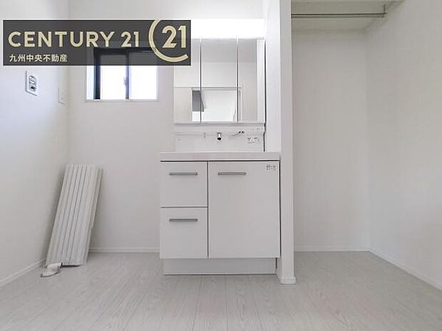 【洗面所】広々とした洗面スペースで朝時間も快適に。鏡の両サイドは、必要なものを取り出しやすく、大きな鏡面で朝の準備もスムーズに。