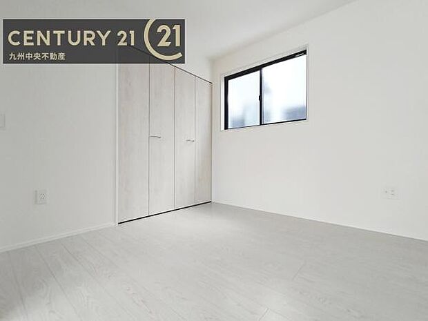 【洋室】家族一人ひとりの大切なプライベート空間。趣味に合わせて使って頂けるようシンプルに仕上げてあります。