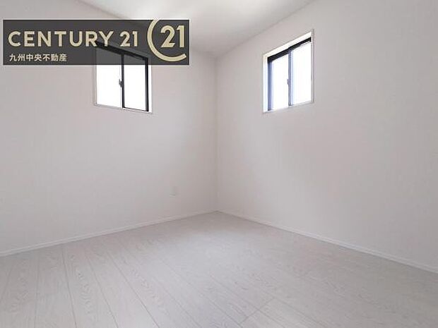 【洋室】2面採光を確保したお部屋。爽やかな風を感じて起きる朝は、快適生活の始まりに。