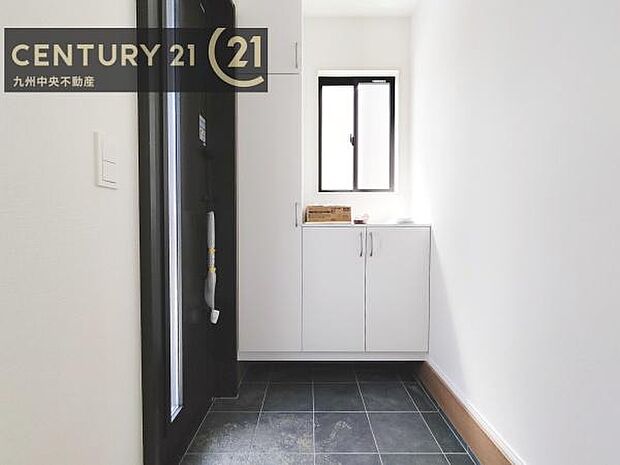 【玄関】玄関をスッキリに見せるために、シューズボックスを設置しました。オシャレは足元から。