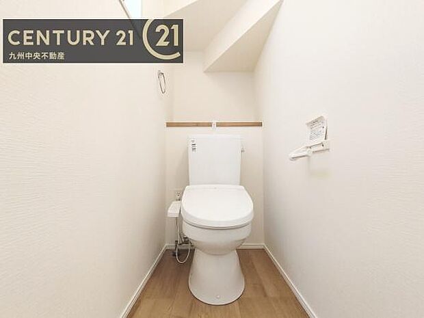 【トイレ】汚れてもサッとひと拭きでお手入れ簡単、エコ仕様の温水洗浄便座付きのトイレです。バリアフリーにも配慮しています。