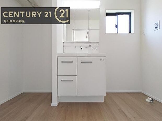 【洗面所】広々とした洗面スペースで朝時間も快適に。鏡の両サイドは、必要なものを取り出しやすく、大きな鏡面で朝の準備もスムーズに。