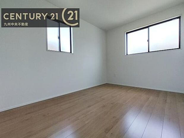 【子供部屋】学習机やベッドの配置がしやすい空間です。