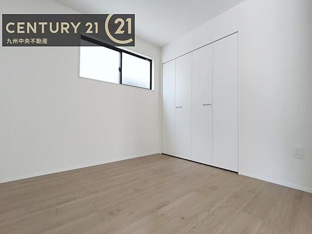 【洋室】家族一人ひとりの大切なプライベート空間。趣味に合わせて使って頂けるようシンプルに仕上げてあります。