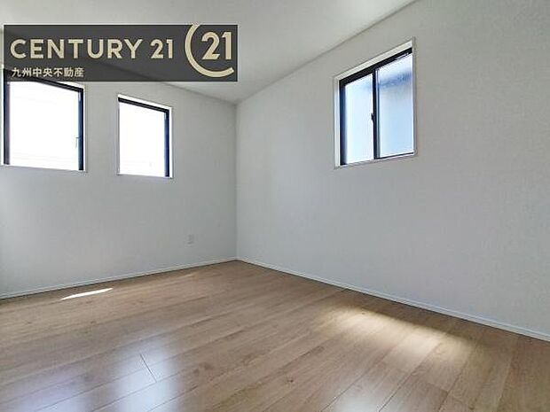 【洋室】2面採光を確保したお部屋。爽やかな風を感じて起きる朝は、快適生活の始まりに。