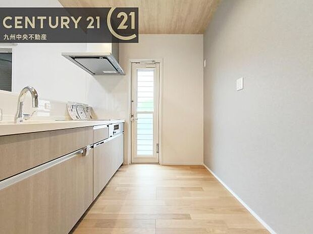 【キッチン】収納スペース・作業スペースが広いシステムキッチンは奥様にうれしいポイント。快適にお料理ができます。