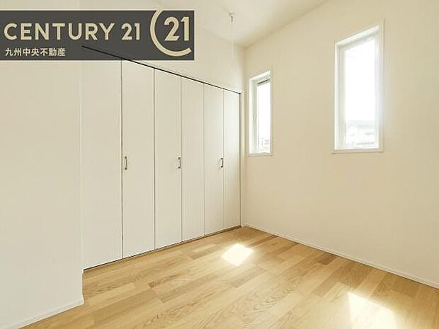 【洋室】家族一人ひとりの大切なプライベート空間。趣味に合わせて使って頂けるようシンプルに仕上げてあります。