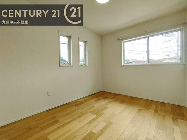 【洋室】2面採光を確保したお部屋。爽やかな風を感じて起きる朝は、快適生活の始まりに。