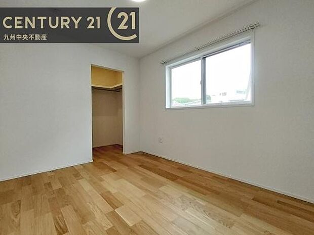 【洋室】家族一人ひとりの大切なプライベート空間。趣味に合わせて使って頂けるようシンプルに仕上げてあります。