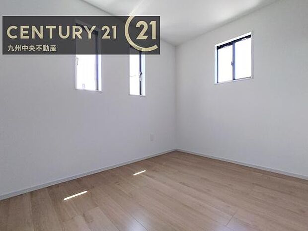 【洋室】2面採光を確保したお部屋。爽やかな風を感じて起きる朝は、快適生活の始まりに。