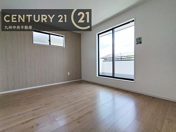 【洋室】開放的なバルコニーに面したお部屋。採光良好な快適空間です。