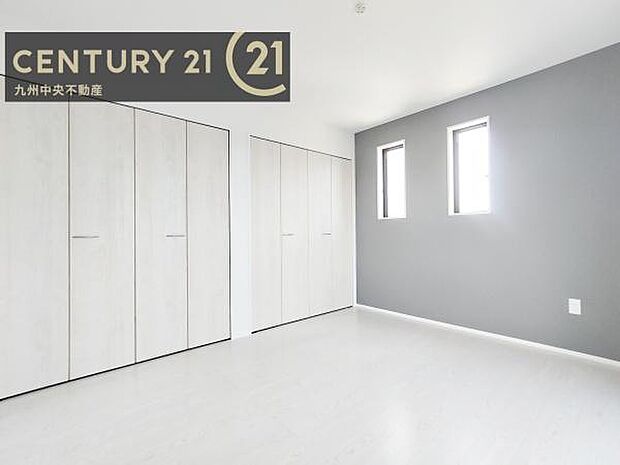 【洋室】開放的なバルコニーに面したお部屋。採光良好な快適空間です。