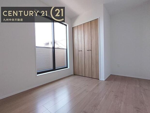 【洋室】開放的なバルコニーに面したお部屋。採光良好な快適空間です。