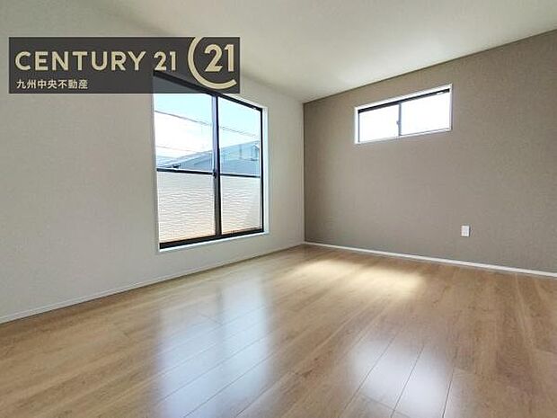 【洋室】開放的なバルコニーに面したお部屋。採光良好な快適空間です。
