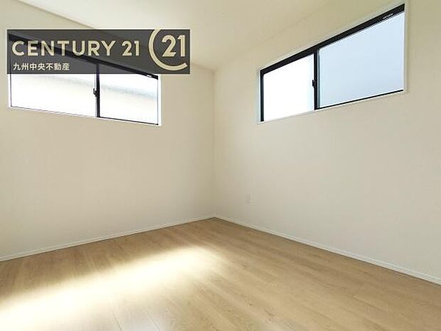 【洋室】2面採光を確保したお部屋。爽やかな風を感じて起きる朝は、快適生活の始まりに。