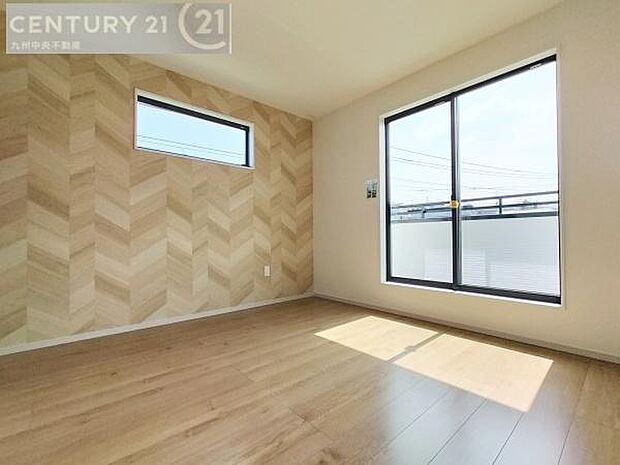 【洋室】開放的なバルコニーに面したお部屋。採光良好な快適空間です。