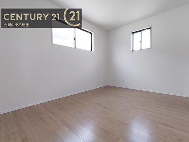 【洋室】2面採光を確保したお部屋。爽やかな風を感じて起きる朝は、快適生活の始まりに。