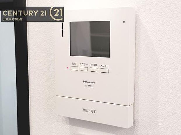 【TVモニターホン】TVモニターホン付きの玄関は、訪問者の顔を見て、応答することができます。センサーライトで、夜の帰宅も明るく照らしてくれます。