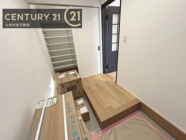 【玄関】玄関をスッキリに見せるために、シューズボックスを設置しました。オシャレは足元から。