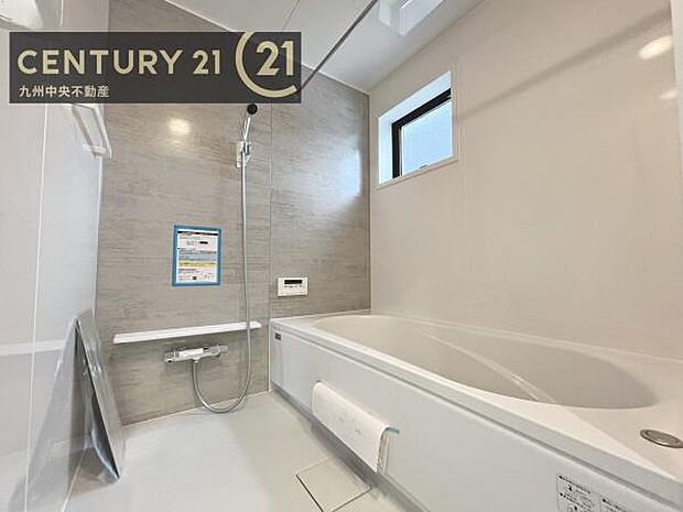 【ユニットバス】浴室暖房乾燥機付きで雨の日が多い梅雨の時期も安心です。また、冬のヒートショック対策としても活躍します。