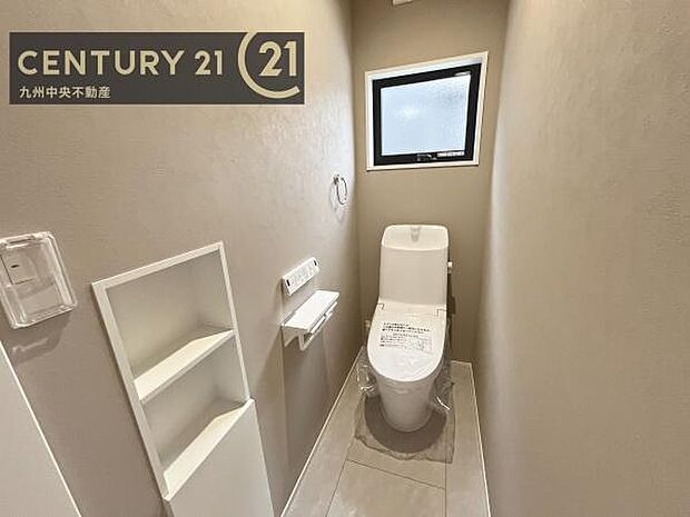 【トイレ】汚れてもサッとひと拭きでお手入れ簡単、エコ仕様の温水洗浄便座付きのトイレです。バリアフリーにも配慮しています。