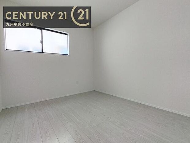 【子供部屋】学習机やベッドの配置がしやすい空間です。