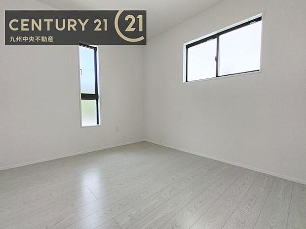 【洋室】2面採光を確保したお部屋。爽やかな風を感じて起きる朝は、快適生活の始まりに。