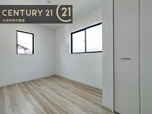 【洋室】2面採光を確保したお部屋。爽やかな風を感じて起きる朝は、快適生活の始まりに。