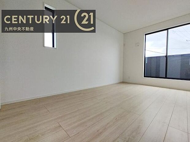 【洋室】開放的なバルコニーに面したお部屋。採光良好な快適空間です。