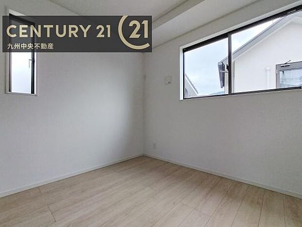 【洋室】2面採光を確保したお部屋。爽やかな風を感じて起きる朝は、快適生活の始まりに。