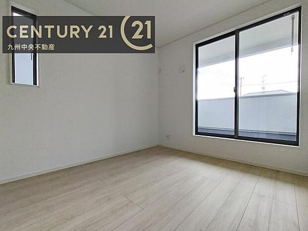 【洋室】開放的なバルコニーに面したお部屋。採光良好な快適空間です。