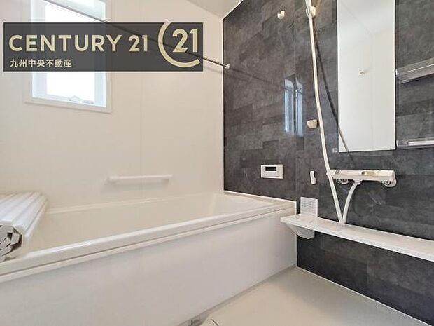 【ユニットバス】浴室暖房乾燥機付きで雨の日が多い梅雨の時期も安心です。また、冬のヒートショック対策としても活躍します。