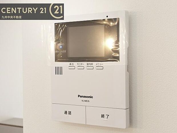 【ＴＶモニターホン】TVモニターホン付きの玄関は、訪問者の顔を見て、応答することができます。センサーライトで、夜の帰宅も明るく照らしてくれます。