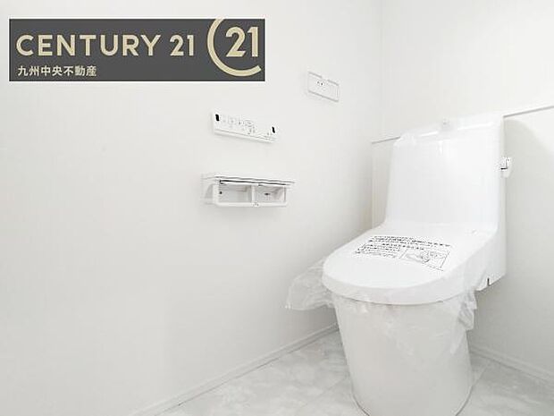 【トイレ】汚れてもサッとひと拭きでお手入れ簡単、エコ仕様の温水洗浄便座付きのトイレです。バリアフリーにも配慮しています。