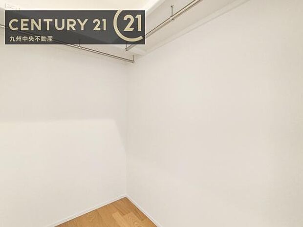 【ウォークインクローゼット】大型収納で片付け安心、生活にゆとりができ、お部屋もスッキリします。